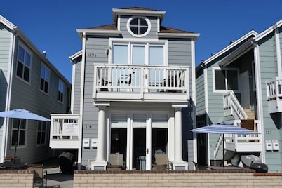 My Newport Place - Steps to Beach