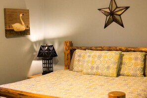 2 bedrooms, WiFi, bed sheets - 2 Bedroom Lodge Suite with Kitchen, Fireplace, and Jacuzzi Tub (Millersburg)