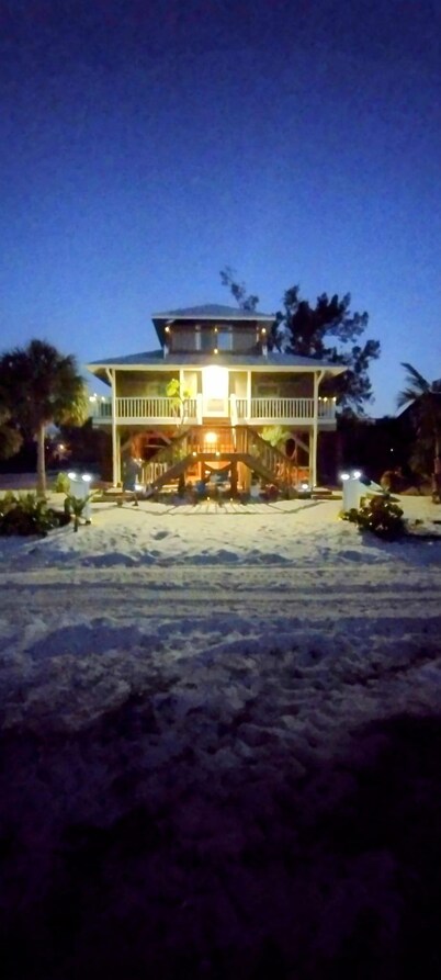 Island paradise right off the west coast of Florida! Beautiful barrier lsland!!!
