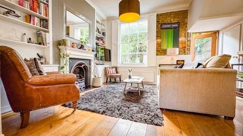 Why rent a flat? Stay in a historic Victorian Cottage w/ Private walled Garden 