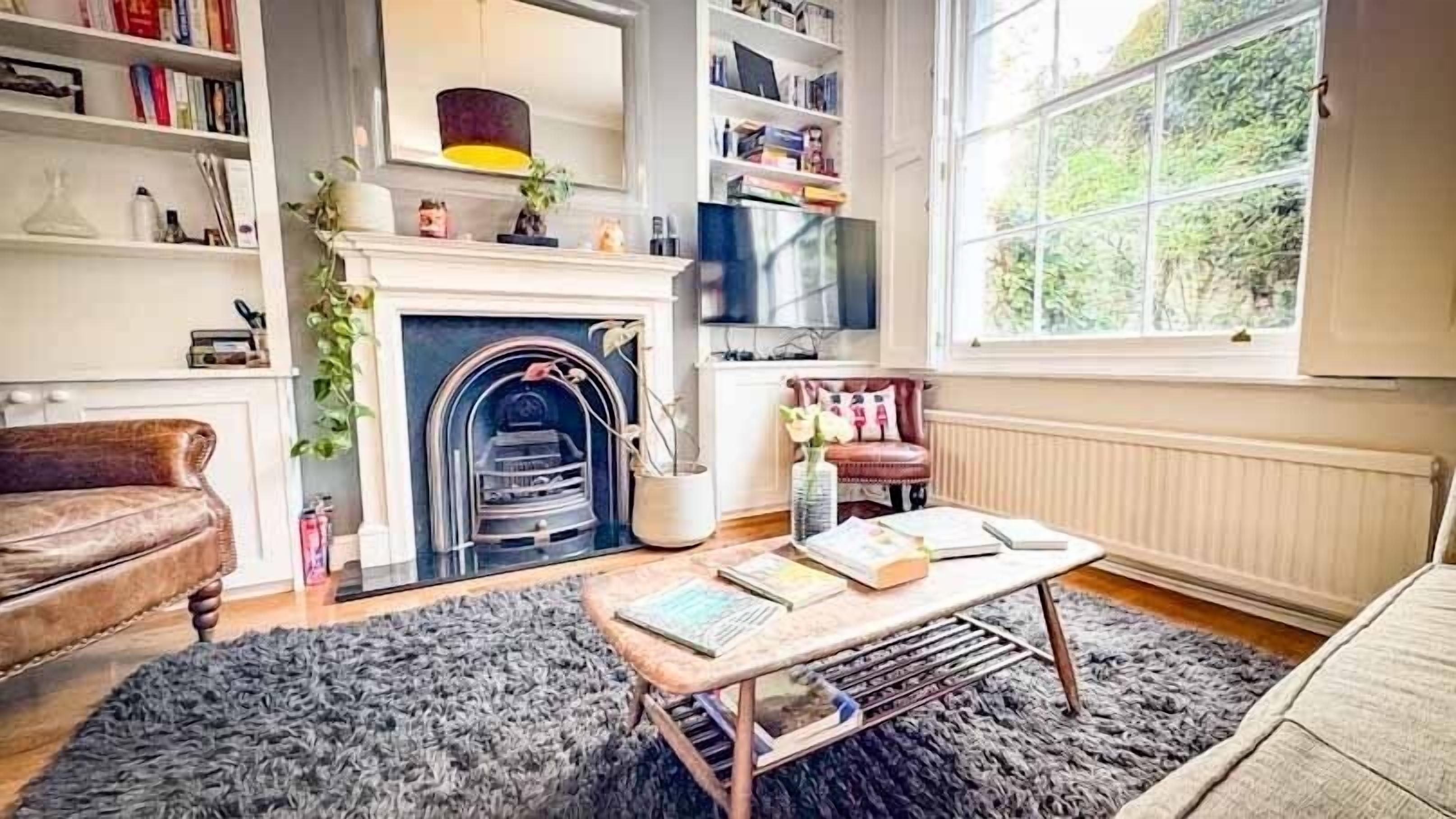 Cosy, bright living room that looks out to enclosed garden