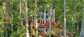 Luxury Lake Cabin - Large Outdoor Living Area, Hot Tub, Pool Table