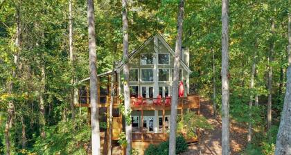 Luxury Lake Cabin - Large Outdoor Living Area, Hot Tub, Pool Table