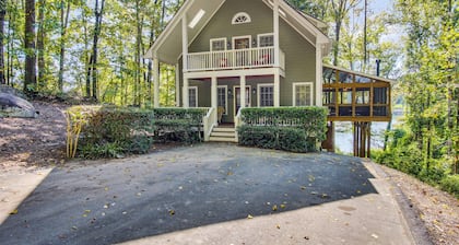 Luxury Lake Cabin - Large Outdoor Living Area, Hot Tub & Pool Table