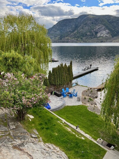 Perfect family vacation home with 100 feet of private lakefront 