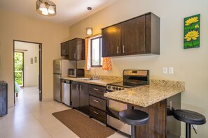 Kjøleskap, mikrobølgeovn, ovn og kokeplater