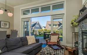 Smart TV, fireplace, DVD player, books - Luxury Beach House 3 Bedroom Ocean View - Pool (Nanaimo H)