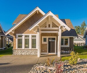 Exterior - Luxury Beach House 3 Bedroom Ocean View - Pool (Nanaimo H)