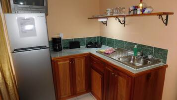 Réfrigérateur, micro-ondes, plaque de cuisson, cafetiÚre/bouilloire