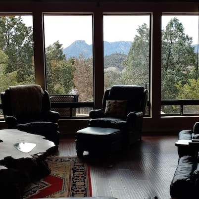 Mountain Views and Private Jacuzzi