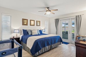 3 slaapkamers, een bureau, een strijkplank/strijkijzer, reisbedje