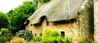 Casa de personajes en el Golfo de Morbihan cerca del mar