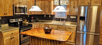 Alquiler privado y aislado Yatesville Lake Cabin, Lakeview, Wifi, Kayaks, Arcade!