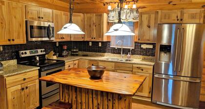 Private & Abgeschieden Yatesville Lake Cabin Rental, Seeblick, Wifi, Kajaks, Arcade!