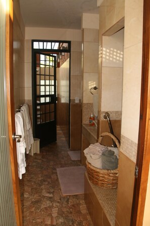 Ensemble baignoire-douche, séchoir à cheveux, serviettes fournies, savon