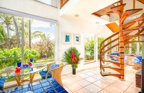 Dining - ★ - Rainbow Lookout! Private Hot Tub + Pool Access + New Central Conditioning (Haiku)