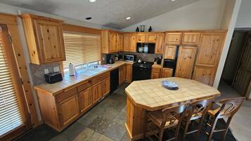 ثلاجة، ميكروويف، فرن، موقد طهي مسطح