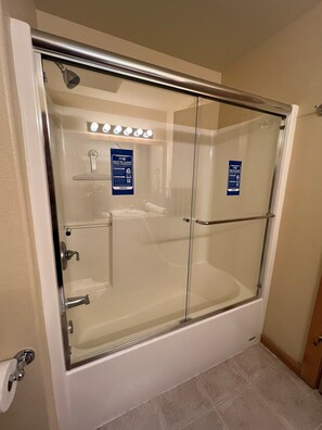 Combined shower/bathtub, hair dryer, towels, soap - Near Fort Rock Park, Fast Wifi, Bikes, Ping Pong, Hot Tub! 8 Sharc Passes (Sunriver)