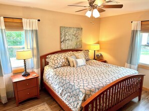 4 bedrooms, iron/ironing board, travel cot, free WiFi - Updated Country Home One Mile from the Wimberley Square. Pet Friendly. (Wimberley)