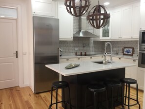 Kühlschrank, Mikrowelle, Ofen, Herdplatte