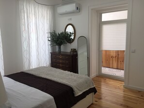 3 bedrooms, desk, iron/ironing board, travel cot