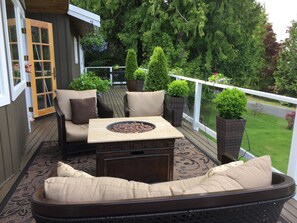 Terrace/patio - Beautiful Lake Whatcom/Sudden Valley House Rental steps from the water (Bellingham)