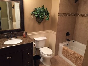 Ein Badezimmer mit Waschbecken, Toilette und Badewanne.