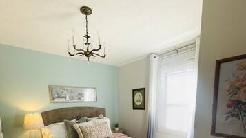 3 bedrooms, desk, iron/ironing board, free WiFi