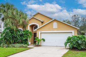 Exterior - Luxury 4 bed, 2 master ensuite, 3 bath Resort home in quiet cul-de-sac (Kissimmee)