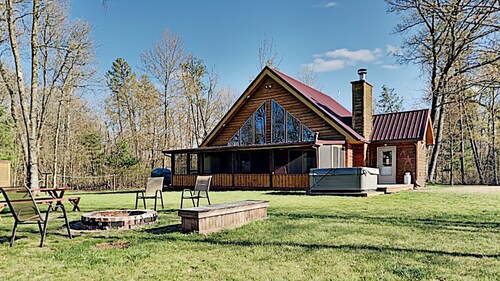 Northwoods Getaway- Private swimming pond, hot tub, & 70 acres of woods