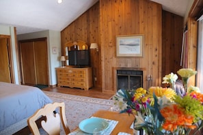 1 bedroom, iron/ironing board, WiFi, bed sheets - Renovated 1BR with mini-kitchen, large jacuzzi (Davis)