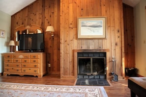 Interior - Renovated 1BR with mini-kitchen, large jacuzzi (Davis)