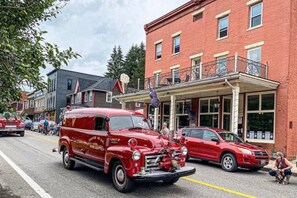 Exterior - Renovated 1BR with mini-kitchen, large jacuzzi (Davis)