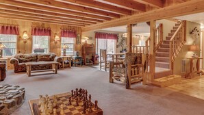 Un intérieur chaleureux en bois, comprenant un salon, un coin repas et un escalier.