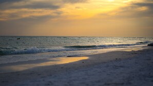 A beach with waves and a sunset. - Siesta Key Bungalows: Coquina Bungalows (Sarasota)