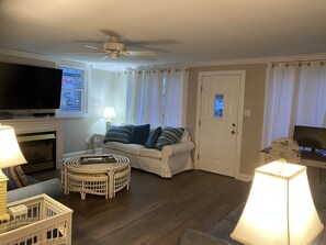 Smart TV, chimenea, reproductor de DVD y monitor de computadora