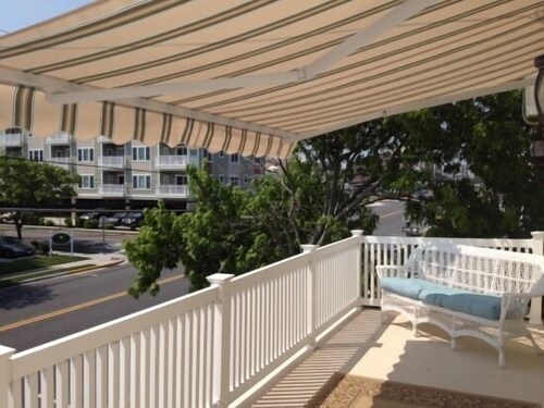 🥇 5 BR Single-1.2 blocks to beach Boardwalk central AC WiFi Large Yard 8+Parking