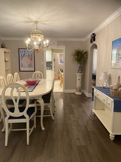 🥇 5 BR Single-1.2 blocks to beach Boardwalk central AC WiFi Large Yard 8+Parking