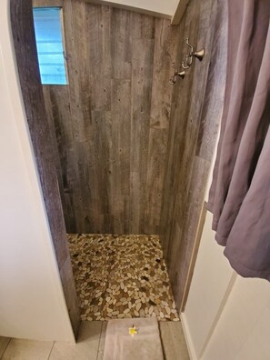Shower, hair dryer, towels, soap - Relaxing home away from home- honeymoon friendly (Hana)
