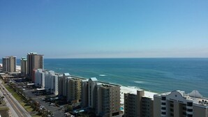 Eine Küstenstadt mit Hochhäusern, blauem Himmel und Blick auf den Ozean.