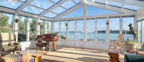 Smart-TV, Kamin, DVD-Player, Bücher