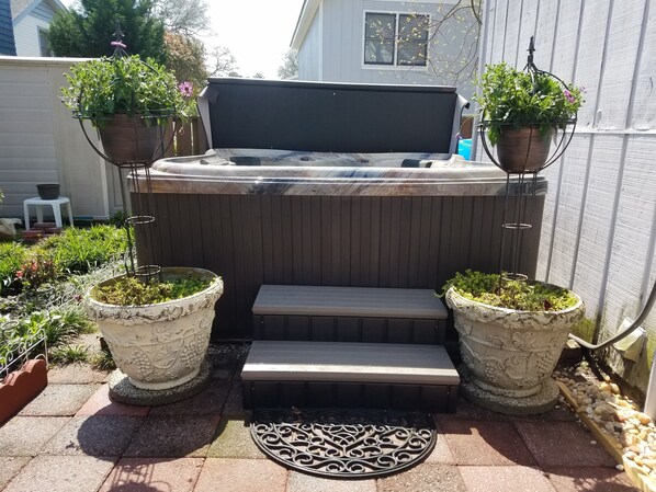 Outdoor spa tub - PET & GOLF CART FRIENDLY...SHORT WALK TO OCEAN DRIVE (North Myrtle Beach)