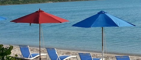 在海滩、沙滩椅、沙滩毛巾