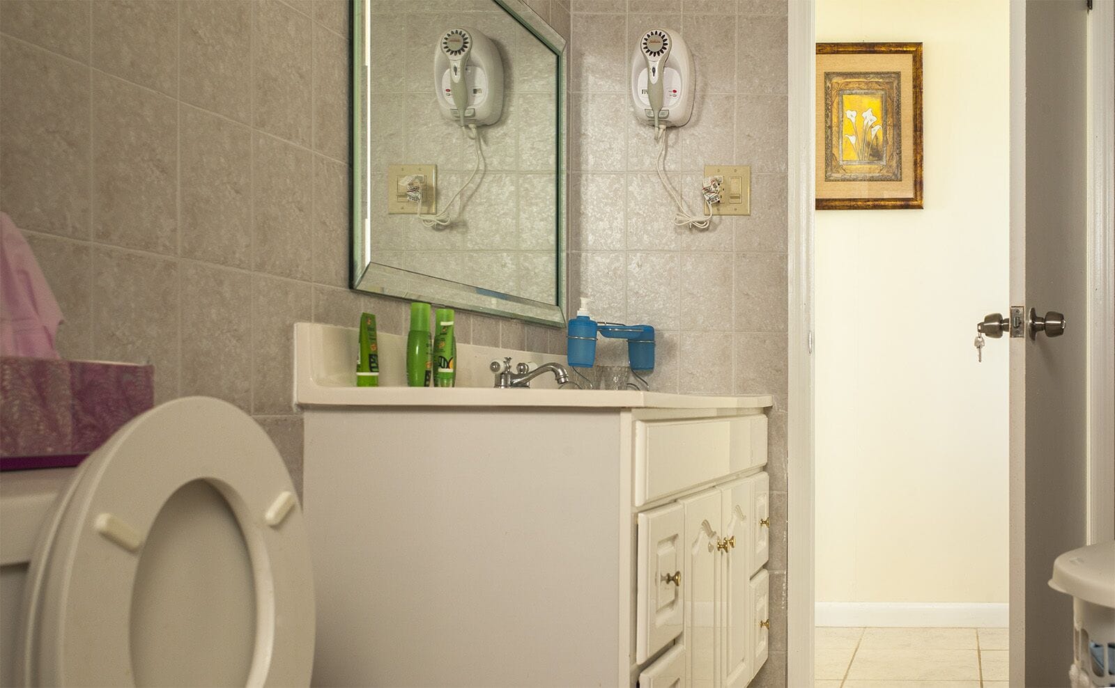 Douche, séchoir à cheveux, serviettes fournies, savon