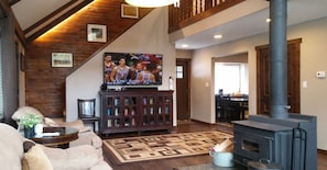 Smart-TV, Kamin, DVD-Player, Bücher