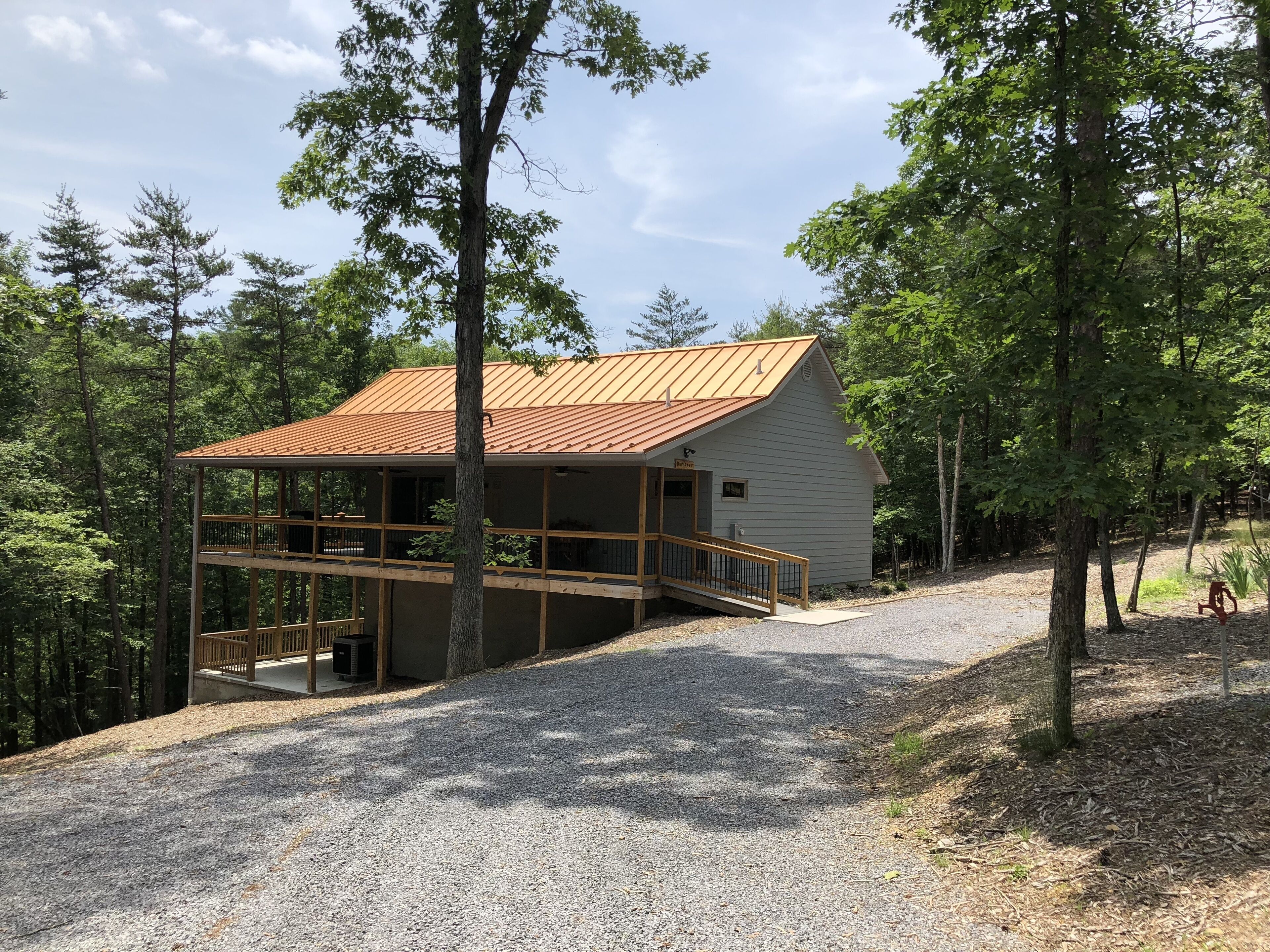 Snuggle & relax in this well-appointed wooded cabin couple's getaway retreat.