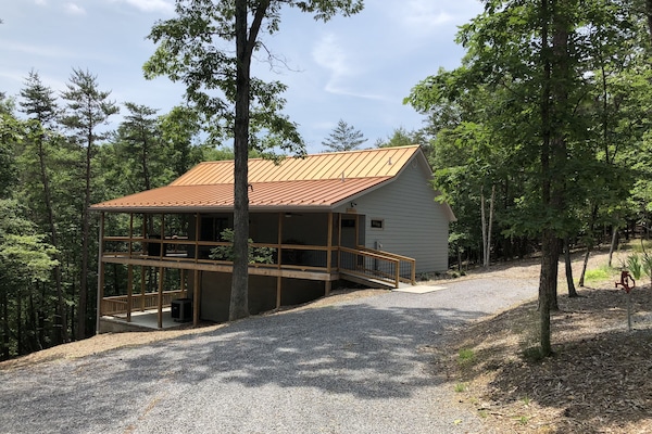 Snuggle & relax in this well-appointed wooded cabin couple's getaway retreat.