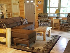 Una Smart TV, una chimenea, un reproductor de DVD, libros