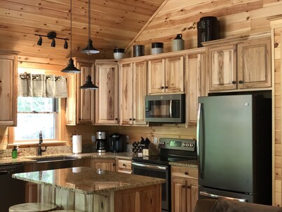 Spectacular couples retreat, private wooded location, pet friendly, WiFi