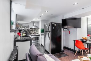 Réfrigérateur, micro-ondes, four, plaque de cuisson